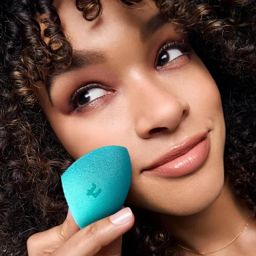 Vista 6 de Real Techniques Sponge +, Esponja de maquillaje para la base de maquillaje, Esponja de mezcla Miracle Blend + Matify, azul, 1 unidad