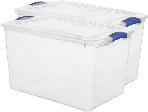 Vista 2 de Paquete de 2 contenedores de almacenamiento de plástico transparente de 66 cuartos de galón (62.4 litros) con tapas de cierre azul de bloqueo