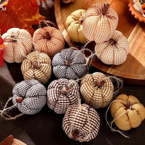 Vista 4 de Hiboom 12 adornos de calabaza de fieltro de otoño para decoración 3D de Acción de Gracias, 6 estilos, tela a cuadros, bellota, adorno colgante