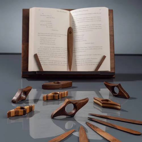 Vista 9 de TILISMA Soporte de página de libro hecho a mano Accesorios de lectura de madera de nogal Regalos de libros para amantes de la lectura Gadgets