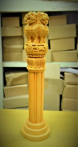 Vista 3 de Hastha Kalalu Emblema Estatal de madera hecho a mano de la India (Kondapalli Bommalu)