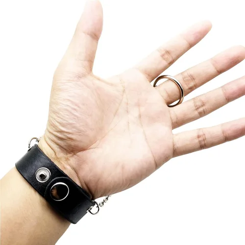 Vista 3 de Reloj de moda Hip-Hop Punk Skull para hombres y mujeres, reloj de pulsera de cuero ancho negro, estilo fresco, cadenas y guante de locomotora