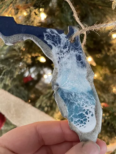 Vista 5 de Adorno navideño de Florida, arte de resina hecho a mano es único en su clase, adorno de Navidad estatal con arena real y olas del océano