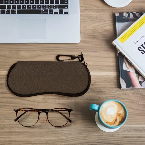 Vista 219 de MoKo - Estuche suave, ultra ligero, de neopreno, para lentes de sol, con cremallera y clip para cinturón