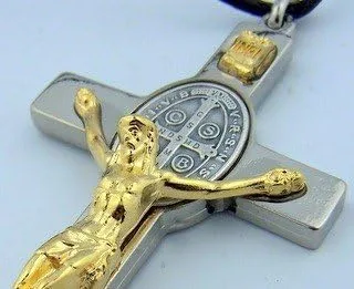 Vista 2 de Religious Gifts Colgante de cruz de San Benito en tono plateado con tono dorado, 3 pulgadas, No es una piedra preciosa