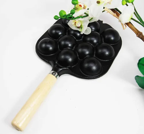 Vista 2 de Takoyaki japonés tradicional del tamaño personal del arrabio y pastel de postre que cocina la cacerola