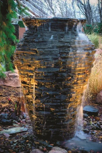 Vista 3 de Aquascape Kit de fuente de agua de urna de pizarra apilada mediana para paisaje y jardín 58090