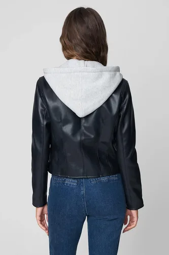 Vista 2 de BLANKNYC Chaqueta de cuero vegano para mujer con capucha extraíble, abrigo cómodo y elegante