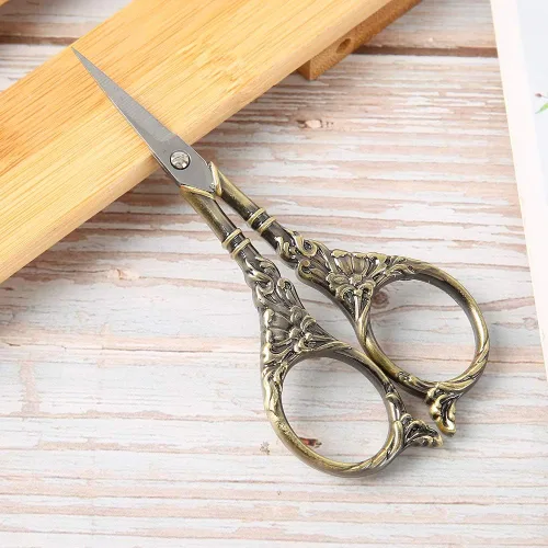 Vista 2 de Tijeras retro europeas, elegantes manualidades de punto de cruz, herramienta de artesanía antigua hecha a mano para entusiastas de la costura, cobre