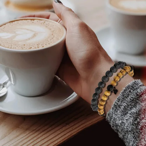 Vista 4 de Manfnee Pulsera de cuentas de madera para hombres y mujeres, difusor de aceite esencial de lava