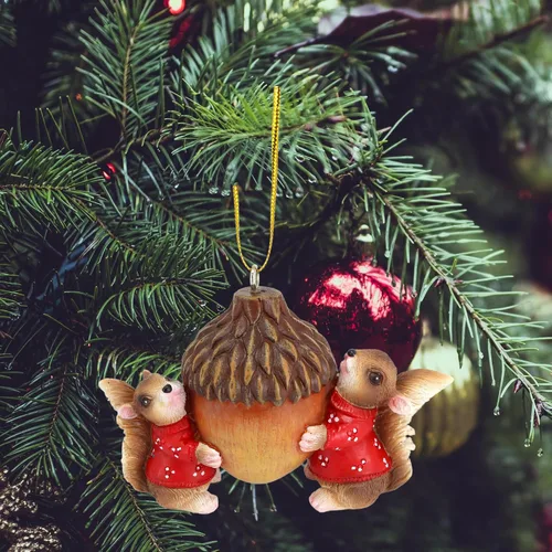 Vista 3 de Needzo Adorno navideño festivo, ardillas en suéteres sosteniendo bellota, decoración navideña temática de bosque, 2.25 pulgadas