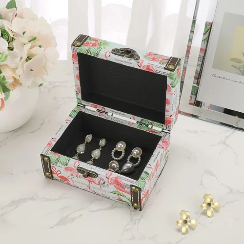 Vista 3 de Hipiwe Pequeña caja de tesoro de madera de piel sintética decorativa para joyas, cajas de recuerdo, organizador de almacenamiento para niñas, niños