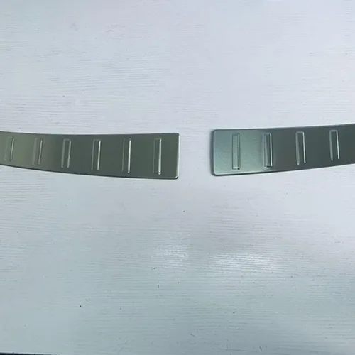 Vista 7 de Accesorios de automóvil para Mitsubishi New Outlander 2022 2023, protector de parachoques interior trasero, protector de placa de desgaste de carga
