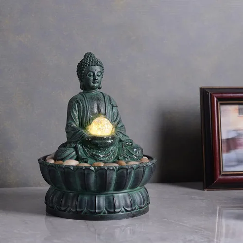 Vista 2 de Fuente de mesa interior Buda exquisita estatua de meditación sentada, fuente de agua de escritorio, fuente zen decorativa con bola rodante