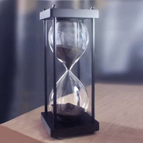 Vista 3 de Temporizador de reloj de arena de 60 minutos, marco de madera negro, temporizador de arena decorativo (arena negra, tamaño grande)