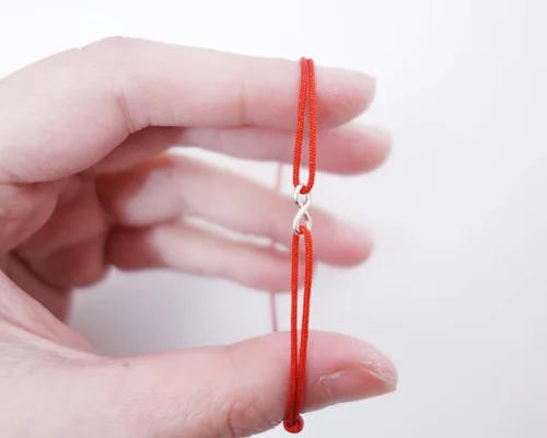 Vista 3 de Pulsera de infinito hecha a mano con relleno de oro de 14 quilates, pulsera de cuerda roja, amuleto de cábala, pulsera de protección, amistad