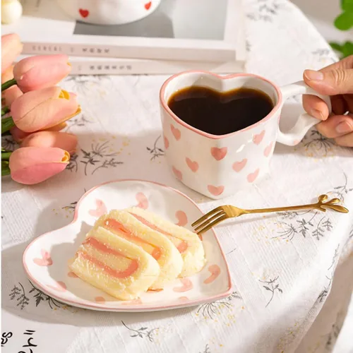 Vista 3 de WAIT FLY Juego de tazas de café de cerámica en forma de corazón con platillo, taza de té, taza de desayuno, plato de postre, rosa, 8 onzas