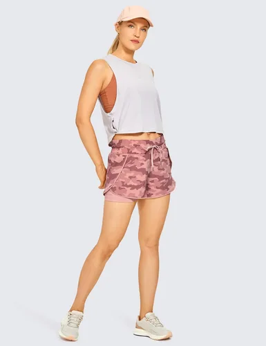 Vista 4 de CRZ YOGA Pantalones cortos de entrenamiento de cintura media para mujer con forro de 3 pulgadas - 2 en 1, pantalones cortos deportivos de tenis