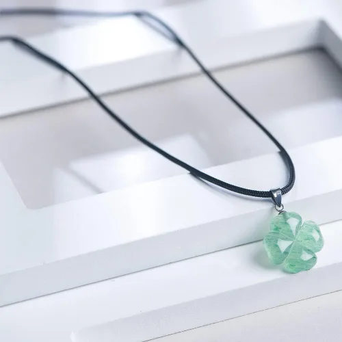 Vista 6 de Collar con colgante de trébol de cuatro hojas de la suerte, hechos de piedra natural pura de aventurina verde que simboliza el amor, la salud