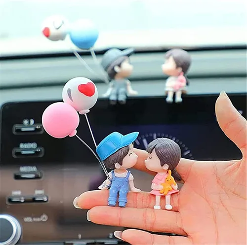 Vista 2 de Lindos adornos para pareja, decoración de automóvil, linda acción de caricaturas para parejas, decoración de tablero de automóvil de dibujos