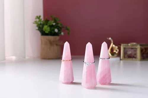 Vista 4 de Jovivi Soporte para anillo de cristal de cuarzo rosa natural con forma de prisma hexagonal decorativo en forma de anillo de boda