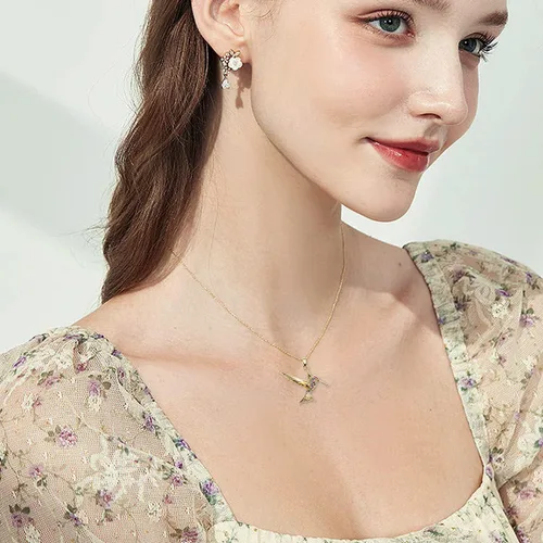 Vista 2 de Lindo collar con colgante de oro de animal para mujer, cadena de eslabones delicados, circonita cúbica brillante, regalos para parejas y familiares