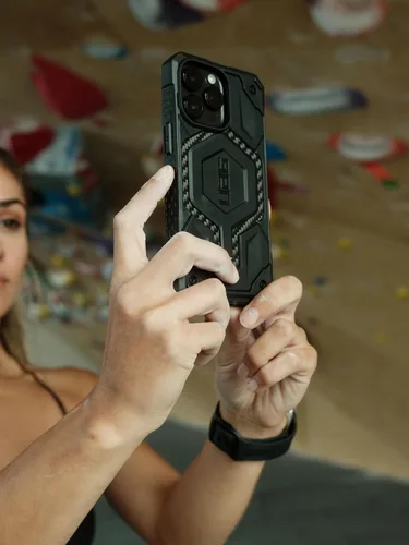 Vista 6 de URBAN ARMOR GEAR UAG - Funda compatible con iPhone 15 Plus de 6.7 pulgadas, Monarch Pro de fibra de carbono con imán integrado compatible con carga