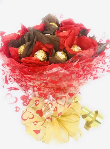 Vista 3 de Chocolates gourmet con leche de avellana, ramo de regalo de chocolate con caramelo, 24 unidades de rosas rojas comestibles