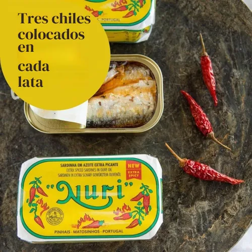 Vista 2 de NURI Sardinas portuguesas en aceite de oliva extra especiado, paquete de 4 (latas de 4.4 onzas)
