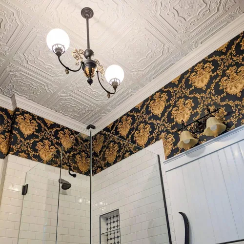 Vista 8 de De normal a hermoso en horas DCT04 Elizabethan Shield - Azulejos de PVC para techo de 2 x 2 pies (cubre 100 pies cuadrados), blanco negro antiguo
