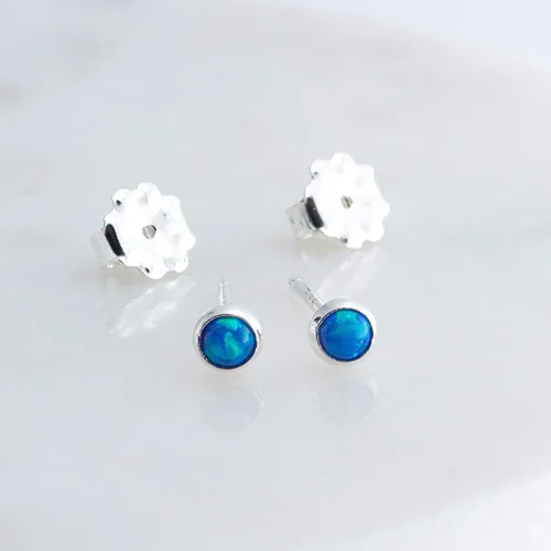 Vista 23 de Aretes pequeños de plata de ley para cartílago, tragus, hélix, múltiples piercings hipoalergénicos, piedra natal para mujer, juego de bisel
