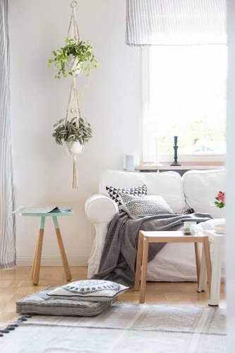 Vista 5 de Mkono Colgador de plantas de macramé, cesta colgante de 2 niveles para interior/exterior, cuerda de algodón con cuentas, 4 patas, 49 pulgadas
