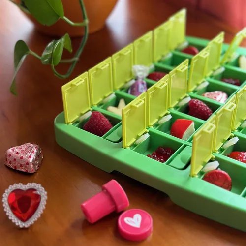 Vista 7 de Bandeja de aperitivos de memoria original Fred MATCH UP, divertido juego interactivo de aperitivos para niños, bandeja de comida apta para viajes