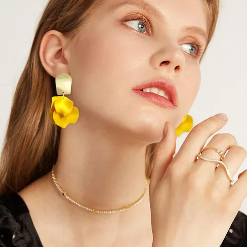 Vista 2 de Aretes colgantes de pétalos de rosa, aretes bohemios de flores acrílicas, aretes grandes de resina floral para mujeres, mujeres, novia, ideales