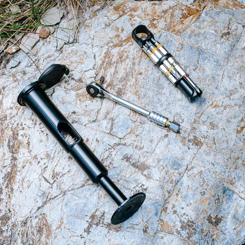 Vista 3 de Granite Stash RT - Multiherramienta para bicicleta de trinquete, 9 bits en dirección de horquilla (negro) Tool kit hidden inside steerer tube, S2