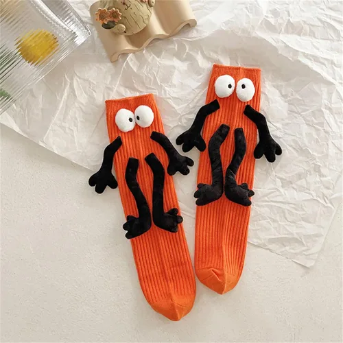 Vista 2 de Calcetines de mano para parejas, tubo medio, divertidos, novedosos, con manos, para niños, niñas, magnéticos, 3D, muñecas, regalos de amistad