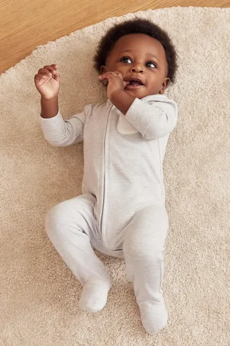 Vista 2 de MORI Pijama para bebés niños y niñas con cremallera, de algodón orgánico y bambú, unisex, con pies, ropa de dormir para bebés de 0 a 9 meses, Grey