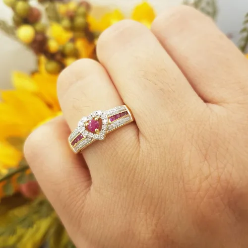 Vista 2 de Dazzlingrock Collection Anillo de compromiso de promesa en forma de corazón de rubí y diamante blanco de corte redondo de 10 quilates, oro blanco