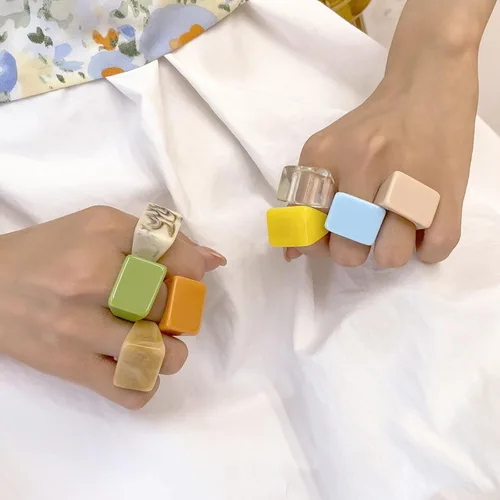 Vista 5 de Anillos gruesos de resina multicolor para mujeres y niñas, anillos de resina acrílica, anillos exagerados para nudillos, anillos geométricos
