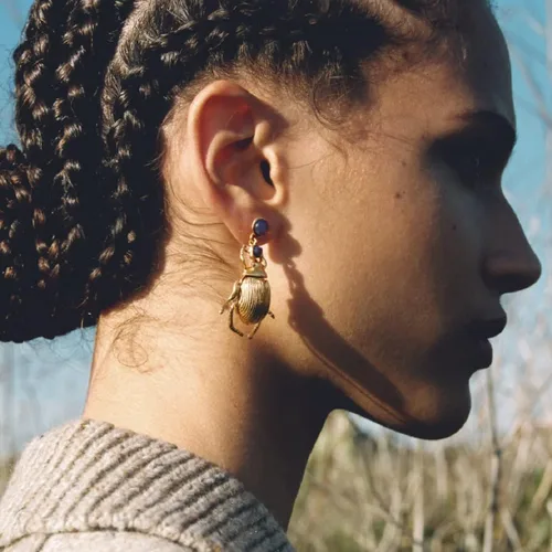 Vista 2 de Pendientes de escarabajo para mujer, bonitos aretes de escarabajo para niñas, aretes colgantes de escarabajo hipoalergénicos, aretes de mariquita
