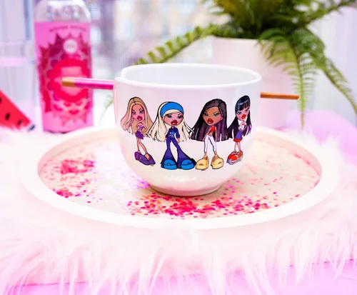 Vista 3 de Silver Buffalo Bratz - Tazón de cerámica para ramen con palillos con Cloe, Jade, Yasmin y Sasha, 20 onzas
