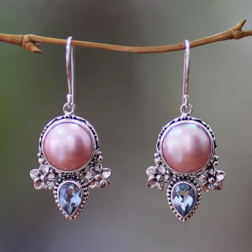 Vista 3 de NOVICA Aretes artesanales hechos a mano con perlas cultivadas de agua dulce y topacio azul, plata de ley 925, diseño floral de Indonesia blanca