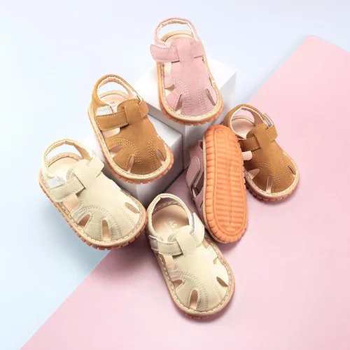 Vista 3 de SOFMUO Sandalias chirriantes antideslizantes con suela de goma suave y puntera cerrada, zapatos de verano al aire libre para niños pequeños