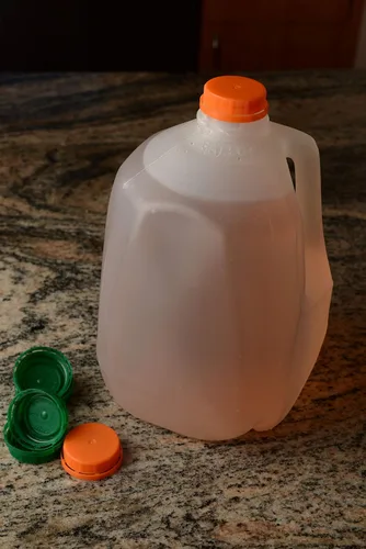 Vista 4 de EcoQuality Botellas de jugo de plástico de 128 onzas con tapas a prueba de manipulaciones, paquete de 30