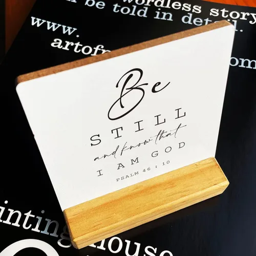 Vista 4 de Letrero de madera con versículos bíblicos con texto en inglés "Country Be Still and Know That I am God", decoración de escritorio cristiana