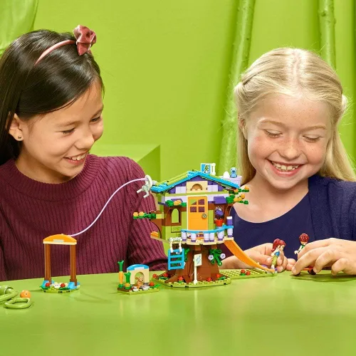 Vista 2 de LEGO 41335 Friends Heartlake Mia's Tree House Playset, Mia and Daniel Mini Dolls, construye y juega juguetes divertidos para niños