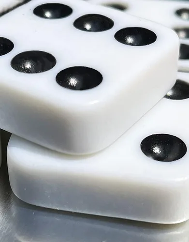 Vista 7 de ACE Double Six Dominoes en estuche de lata, color blanco