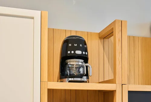 Vista 4 de Smeg Cafetera de goteo estética de estilo retro de los años 50 con jarra de vidrio de 10 tazas, función de arranque automático, plato para mantener