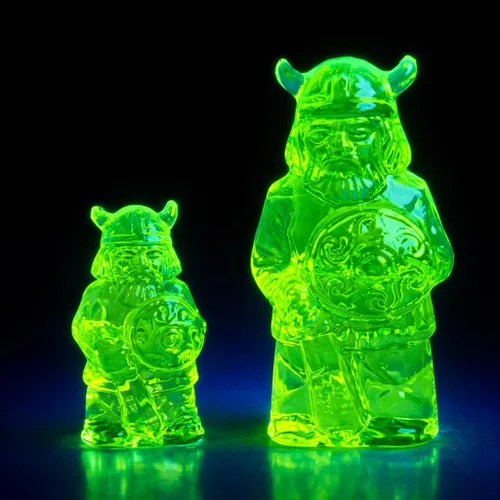 Vista 19 de Vajilla de vidrio de Urаnium (brilla bajo los rayos UV) - Estatuilla - Oso pequeño con lado plano, República Checa - Brillante