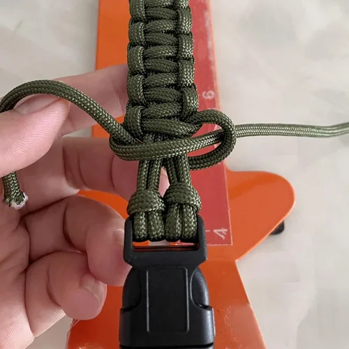 Vista 5 de Paquete de 2 pulseras de supervivencia Paracord de 8.5 pulgadas, pulsera trenzada táctica para adolescentes, equipo militar, recuerdos de fiesta
